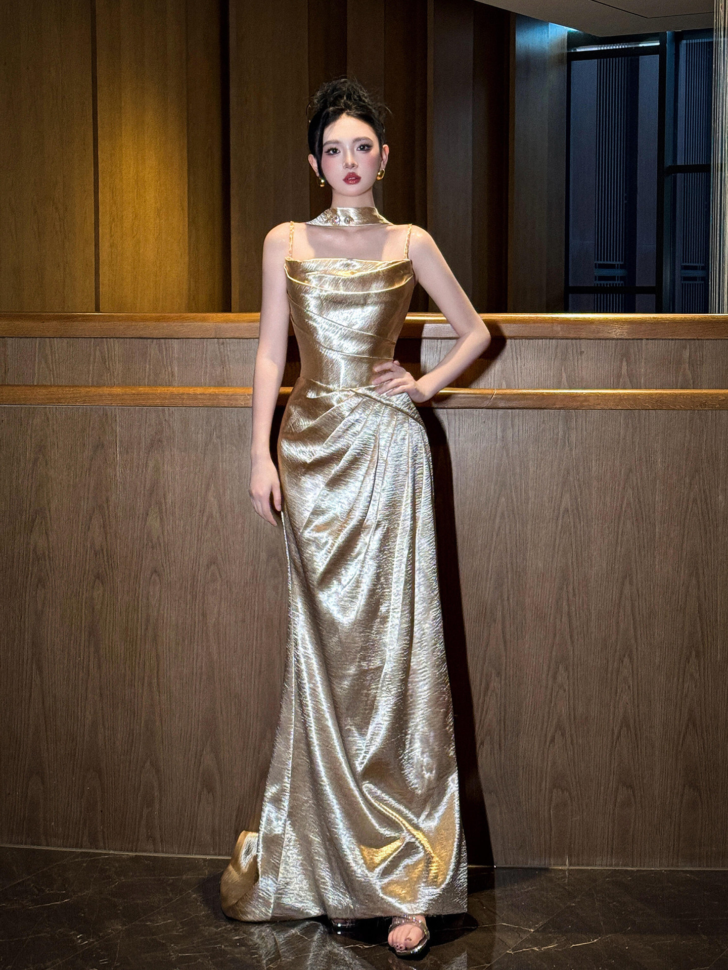金色晚礼服女2026新款露背高级轻奢小众高端敬酒服亮片吊带鱼尾裙