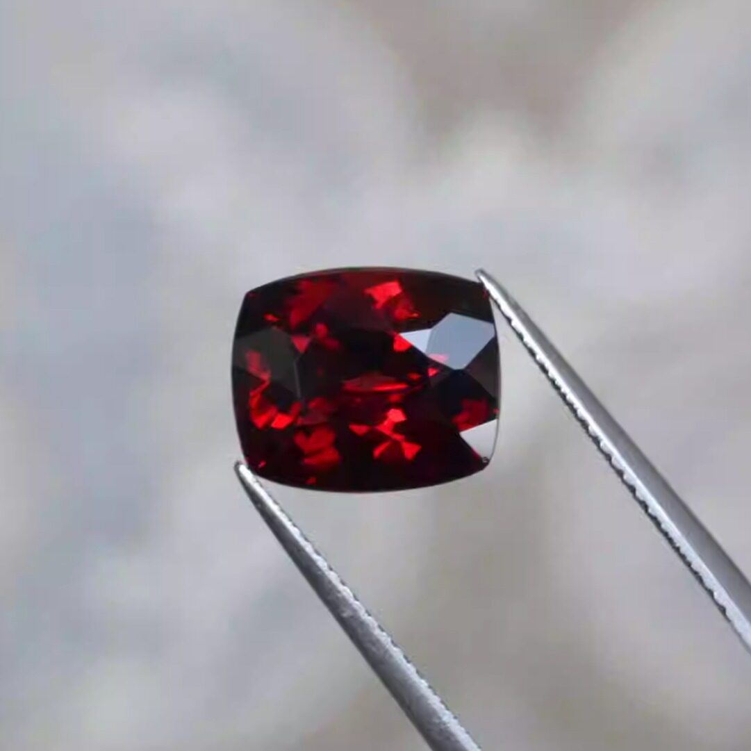 天然血红色满火彩铁镁铝榴石枕方形裸石戒面6.75克拉9.8*11.7毫米