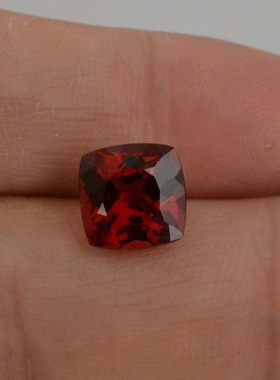 天然血红色马达加斯加石榴石方形9毫米裸石戒面艳丽满火彩4.12ct