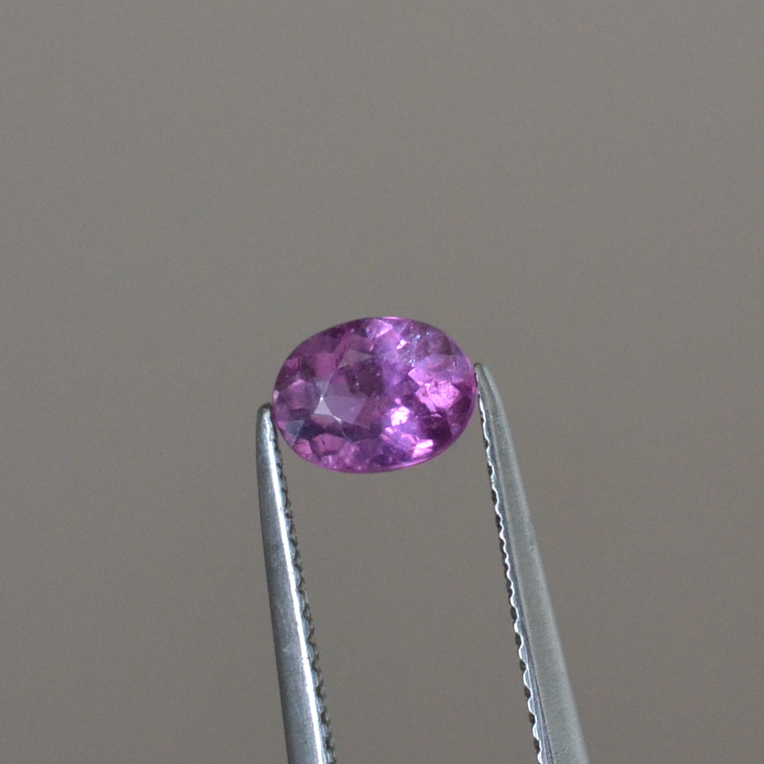 天然无烧艳丽玫红蓝宝石裸石椭圆形5*6.6毫米0.9克拉爆闪满火彩