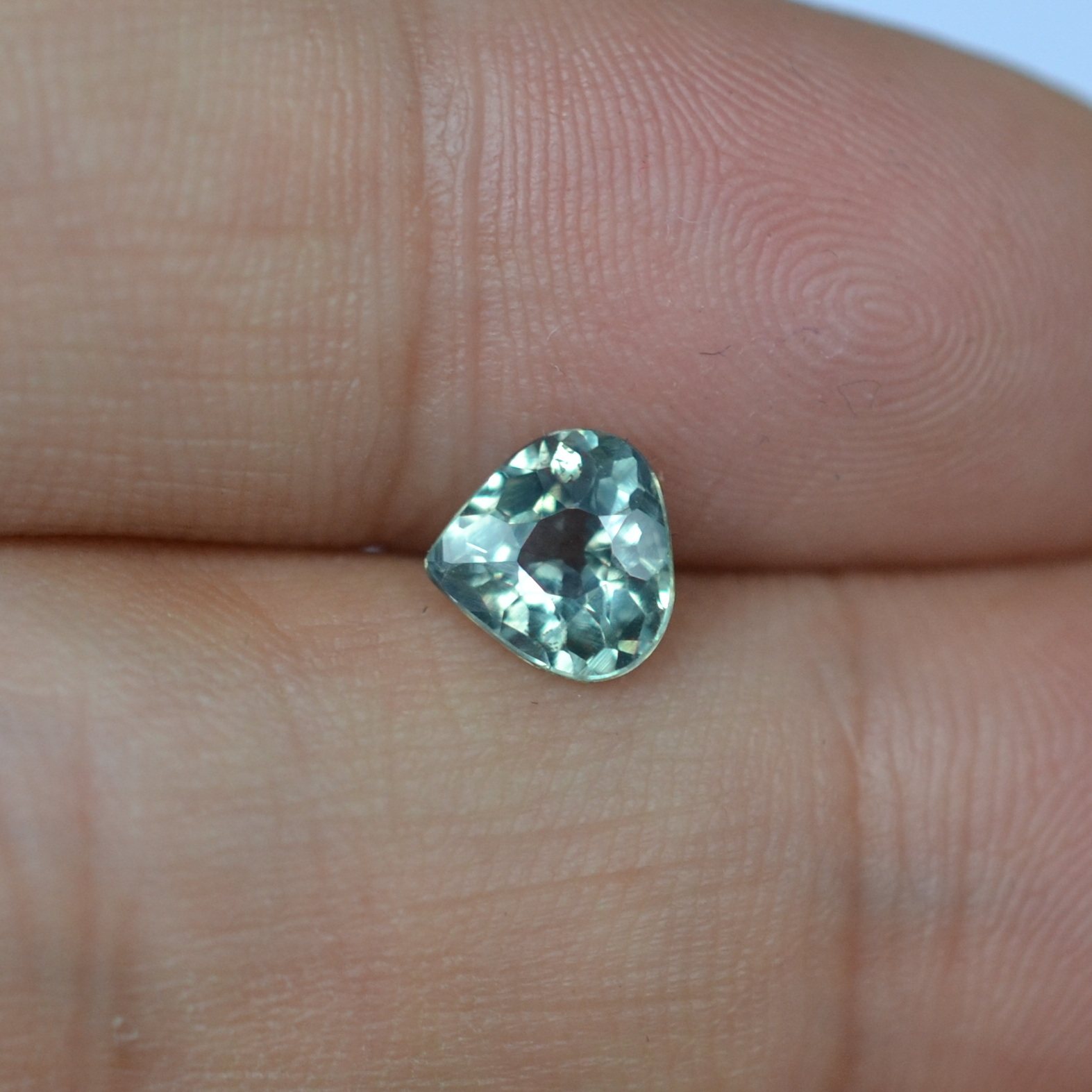 天然无烧绿色蓝宝石裸石马达加斯加产1.325克拉满火彩包邮送证书