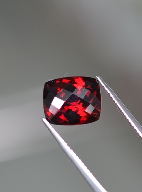 天然血红色满火彩石榴石裸石6.97克拉肉眼无暇格子面切工特惠包邮