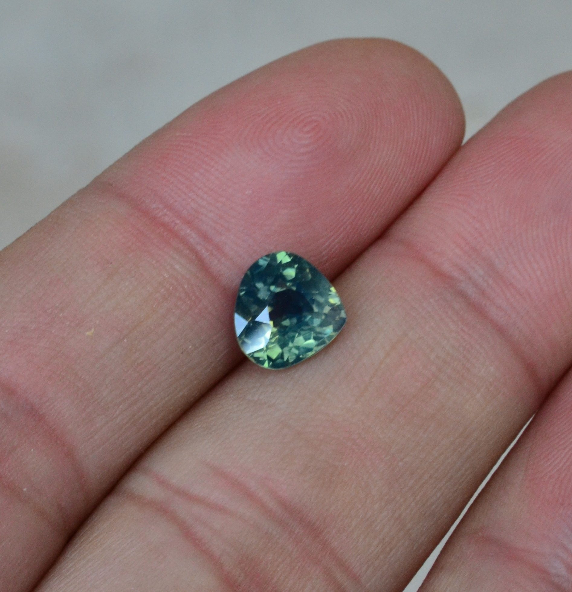 天然无烧绿色满火蓝宝石裸石水滴形戒面2ct拉贡lagoon包邮送证书