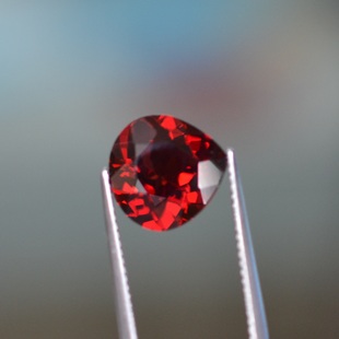 天然大颗粒水滴形石榴石裸石艳红色满火彩5克拉净度好包邮送证书