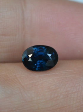 天然艳蓝色蓝宝石裸石椭圆形6*8毫米戒面1.625ct满火彩包邮送证书