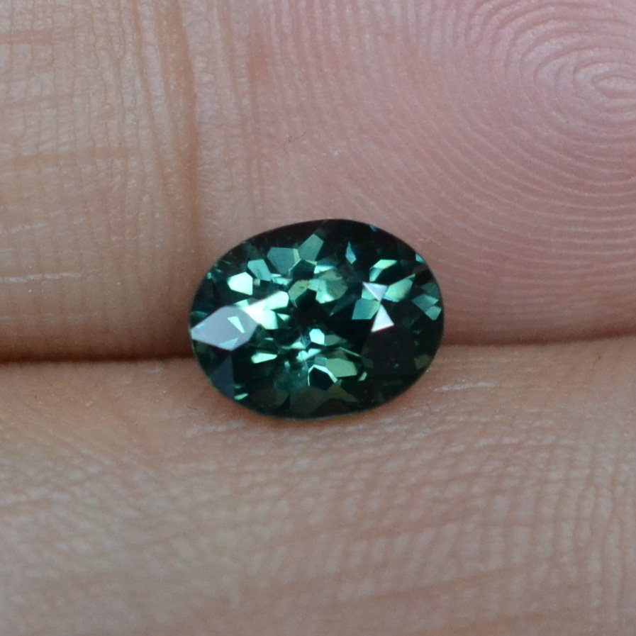 爆闪天然绿色蓝宝石裸石椭圆形5.7*7.3毫米戒面约1.45克拉净度好