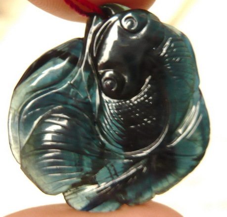 天然精品绿色蓝宝石雕刻件37.5ct