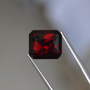 超大颗深红色石榴石裸石长方形男士戒面16.3克拉全净无暇高性价比