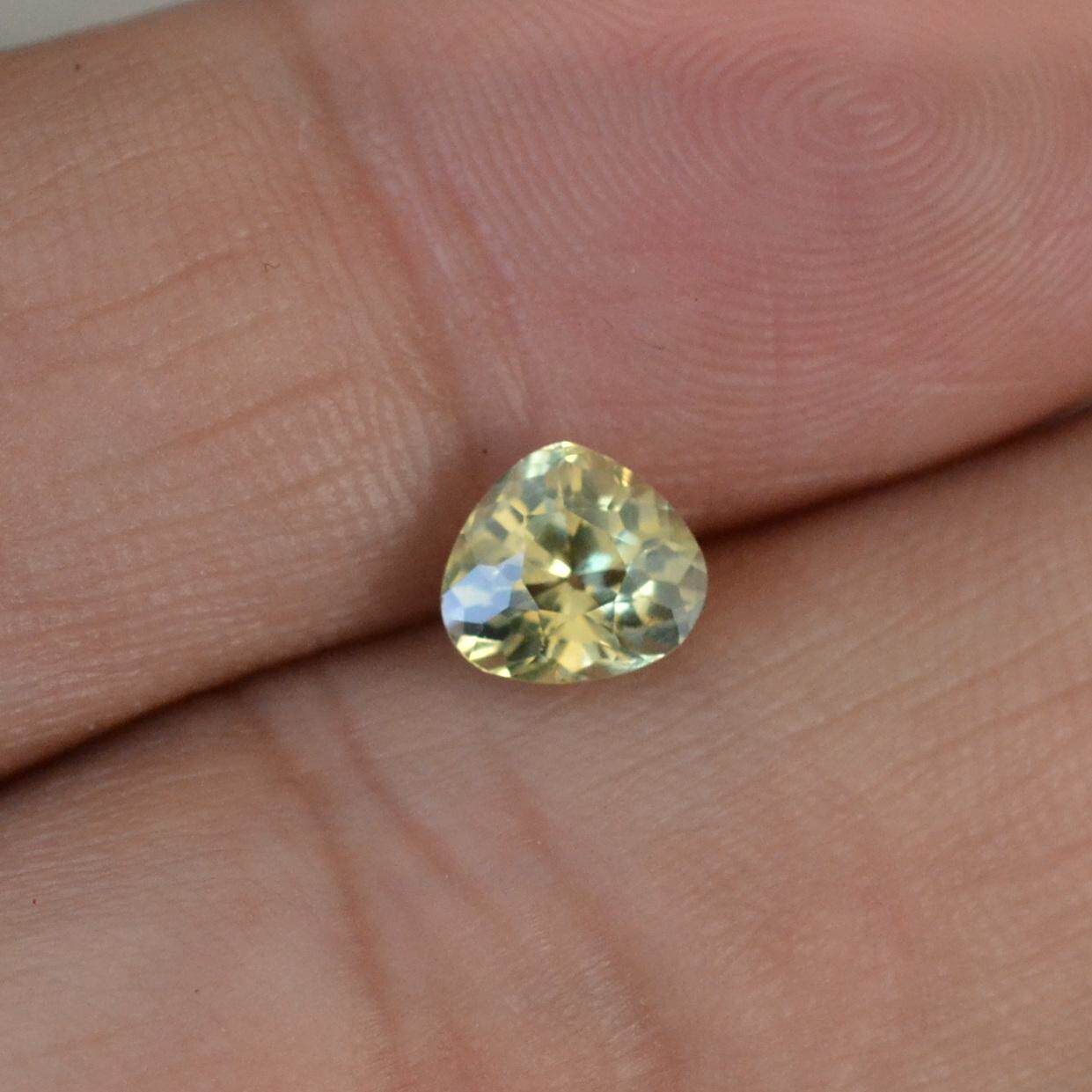 天然无烧金绿色蓝宝石裸石心形戒面全净体满火彩1.335克拉送证书