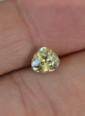 天然无烧金绿色蓝宝石裸石心形戒面全净体满火彩1.335克拉送证书