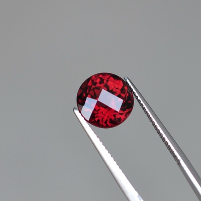 天然血红色满火彩石榴石裸石马达加斯加镁铝榴石圆形10mm5.26克拉