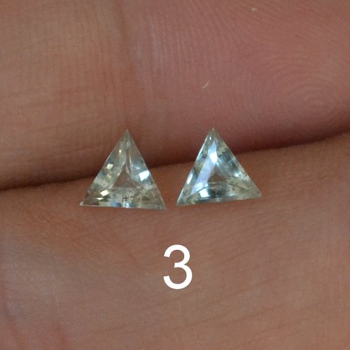 天然绿柱石三角形裸石爆闪满火彩