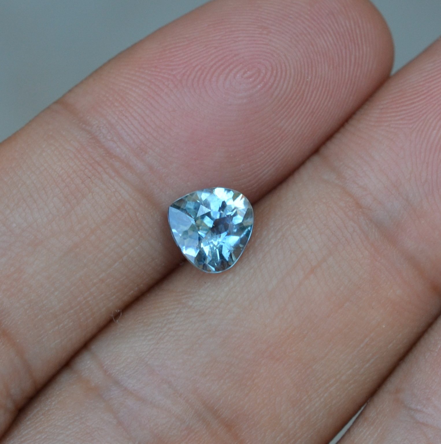 天然无烧白蓝色蓝宝石裸石1.5克拉满火净度好高性价比 包邮送证书