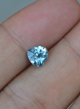 天然无烧白蓝色蓝宝石裸石1.5克拉满火净度好高性价比 包邮送证书