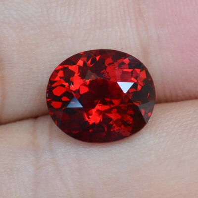 血红色石榴石裸石满火彩送证书