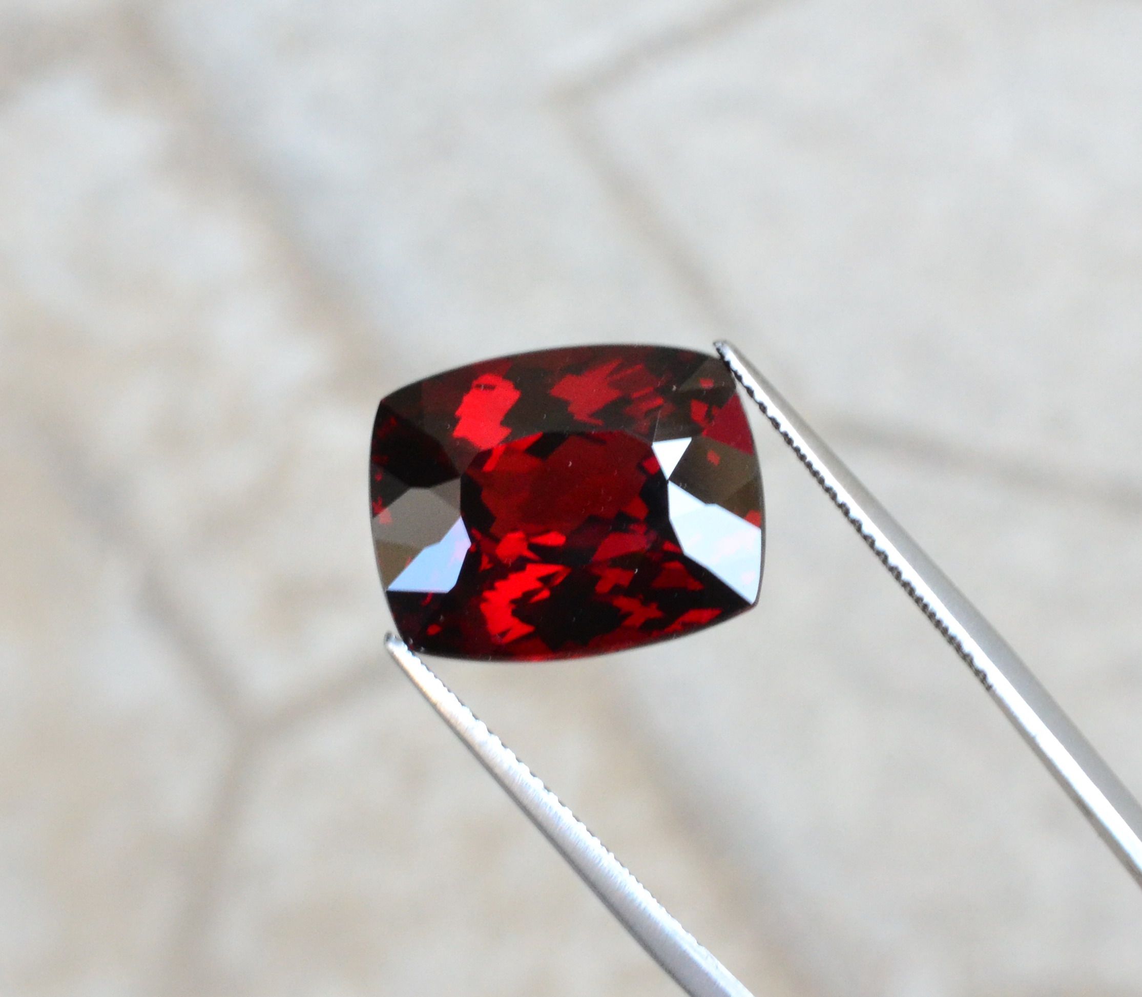 天然艳丽鸽血红铁镁铝榴石裸石彩宝戒面满火无瑕18.25克拉送证书