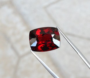 天然艳丽鸽血红铁镁铝榴石裸石彩宝戒面满火无瑕18.25克拉送证书