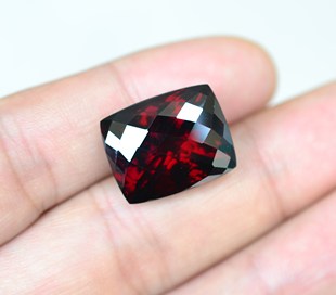 超大颗粒天然铁镁铝石榴石裸石枕方戒面31.315克拉价值收藏送证书