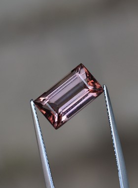 天然碧玺裸石方形戒面5.575克拉略有瑕疵颜色淡火彩好包邮送证书