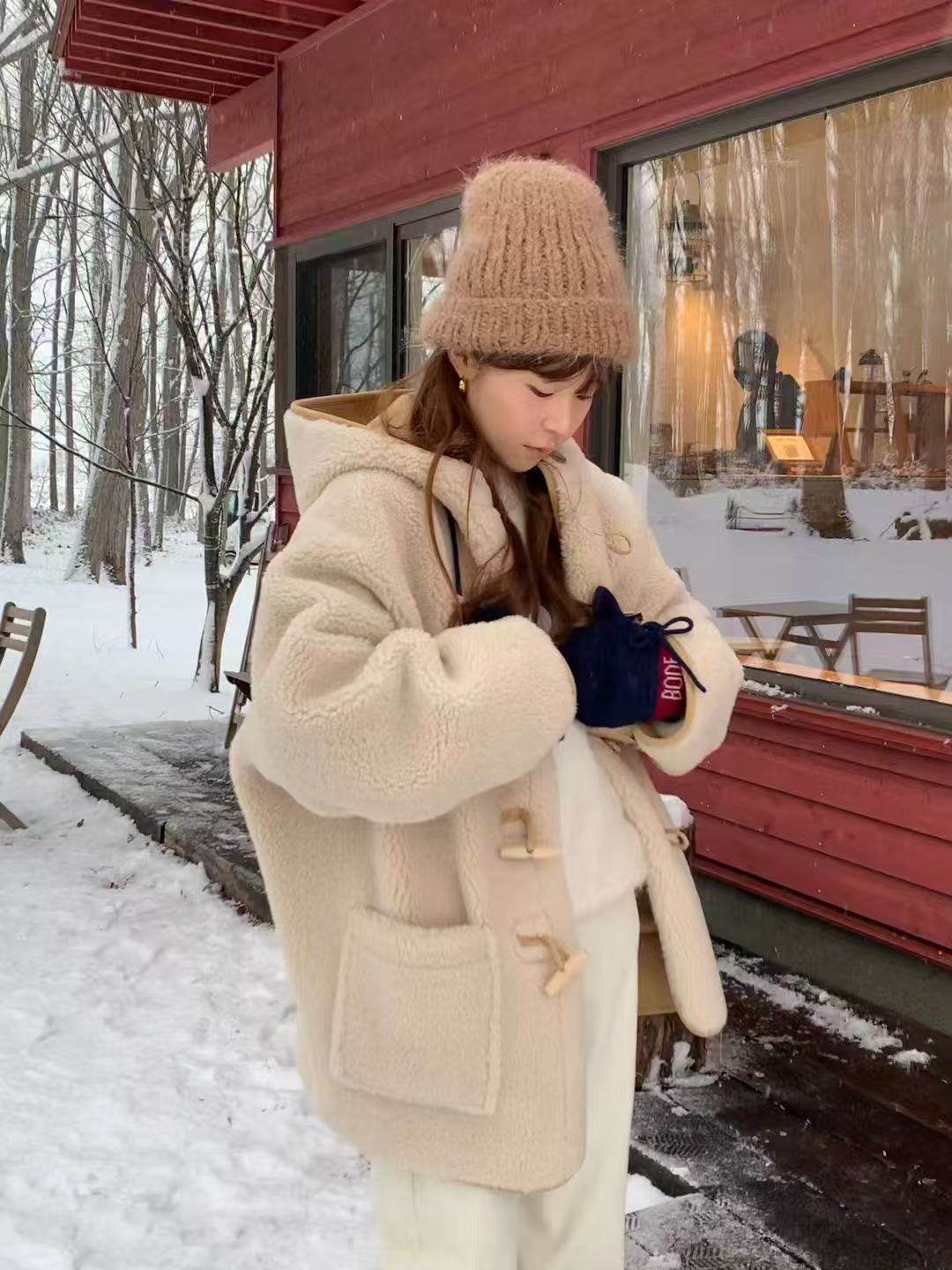 韩国东大门代购Ounce2025冬季新款时尚百搭连帽牛角扣羊羔毛外套