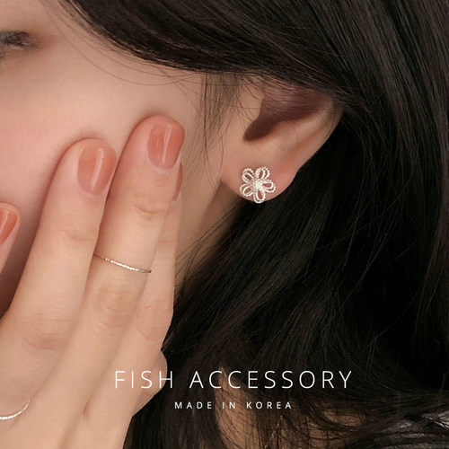 925银精致甜美镂空小花朵耳钉