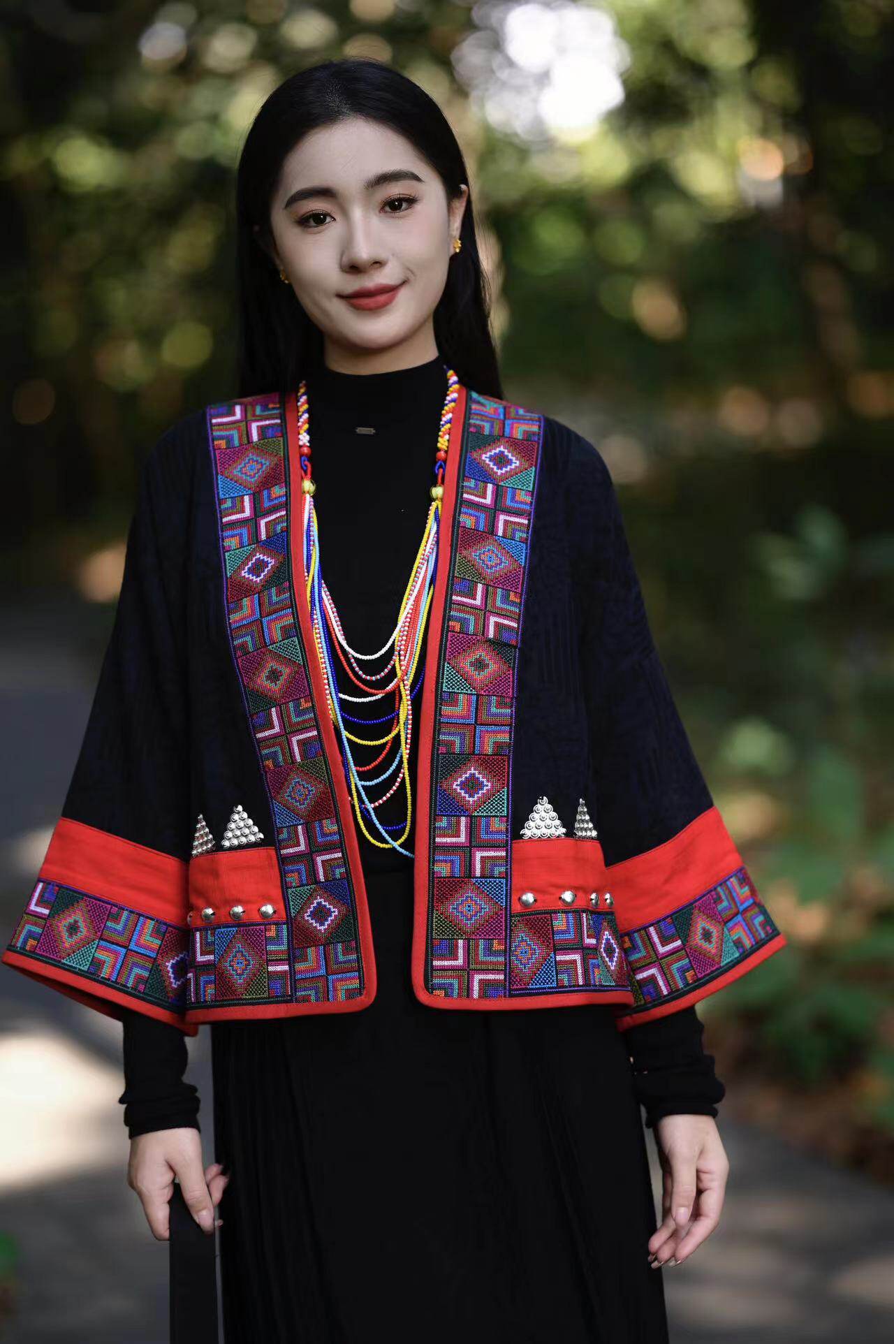 云南西双版纳哈尼族民族风少数民族服饰饰物甘泉闺蜜拍照姿势裙子