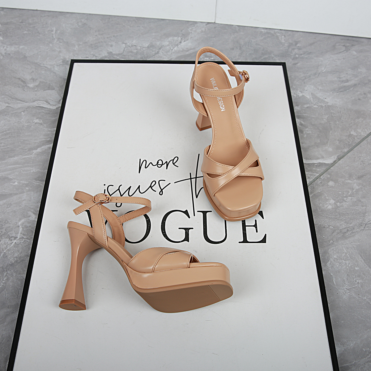 绝美凉鞋女夏防水台2025新款百搭女鞋米色女士真皮鞋子粗跟高跟鞋