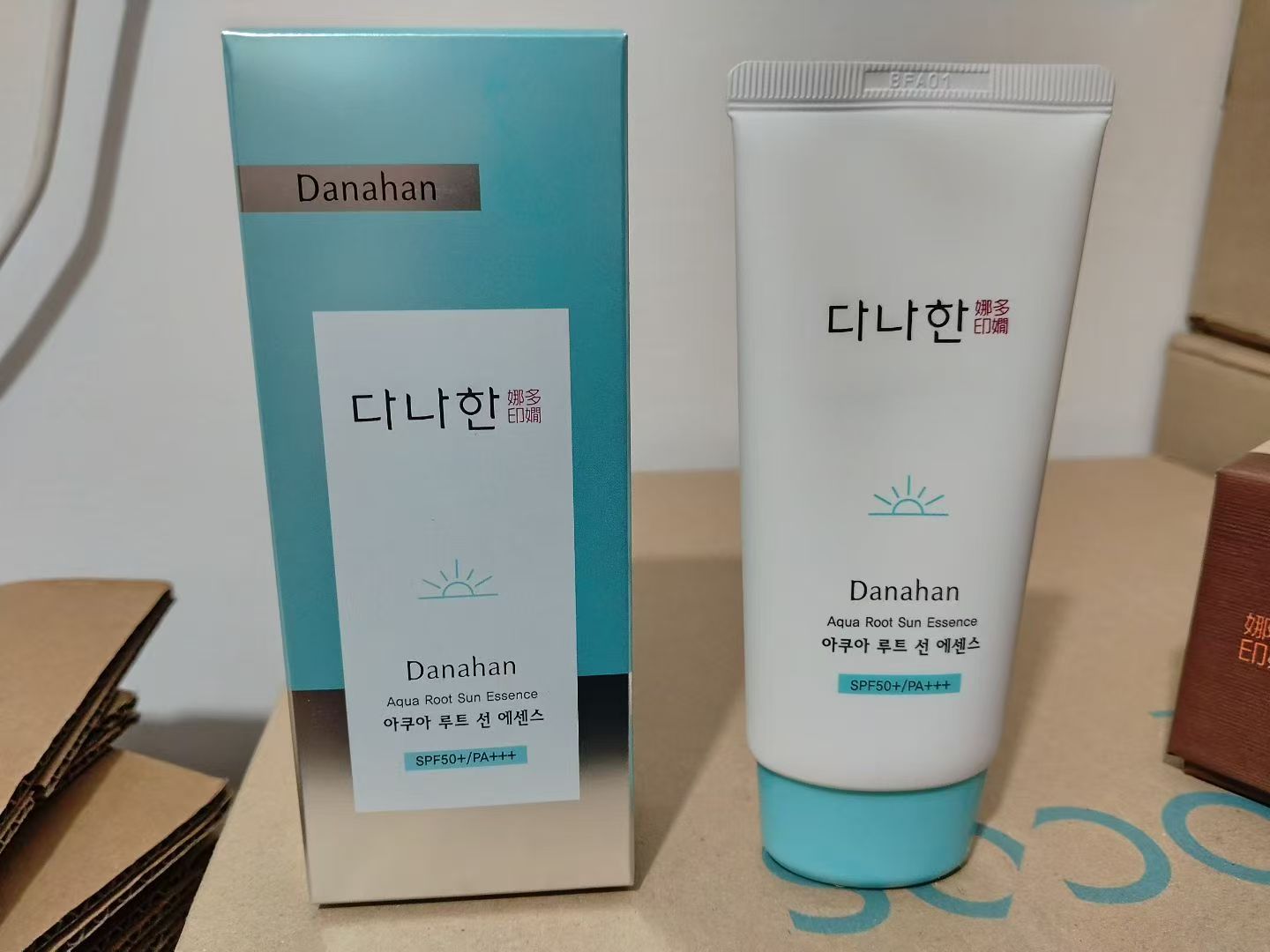 新款韩国原装多娜娴水凝清润保湿精华防晒霜SPF50+++60m l