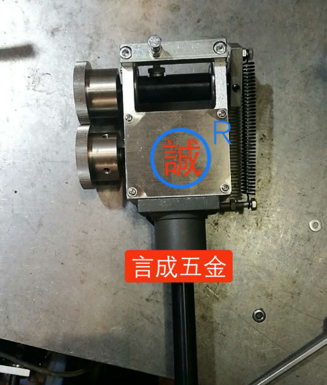 口罩机中封拉膜总成卡顿。本届配件卷到离谱了。