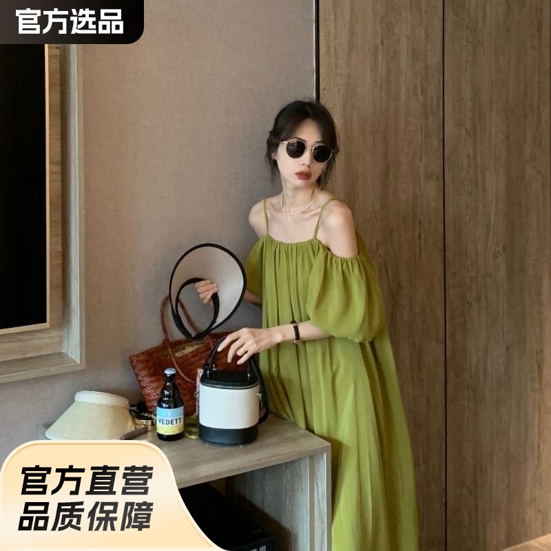 绿色法式沙滩裙胖遮肉吊带一字肩连衣裙女夏宽松露肩显白长裙子