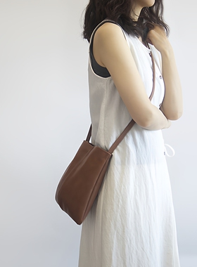 原创设计真皮头层牛皮女单肩斜挎包极简梯形小众文艺休闲小手机包