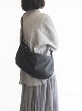 原创软糯质感头层牛皮 真皮极简饺子包百搭斜挎休闲小众学生女包