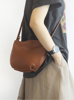 原创真皮头层牛皮极简百搭女小单肩斜挎包无印软糯焦糖色休闲小包