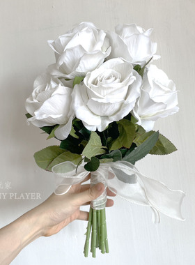 手捧花新娘结婚纯白色玫瑰花束婚礼领证跟拍婚纱摄影森系小清新
