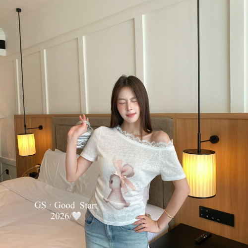 GS夏上新萌兔子印花韩系蕾丝拼接斜领露肩休闲短袖T恤女上衣小衫