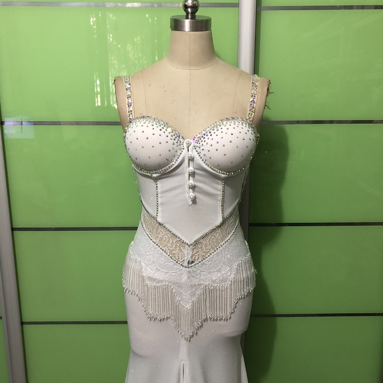 肚皮舞演出服连体表演服露背吊带鱼尾白色简约高级感沙漠之舞定制