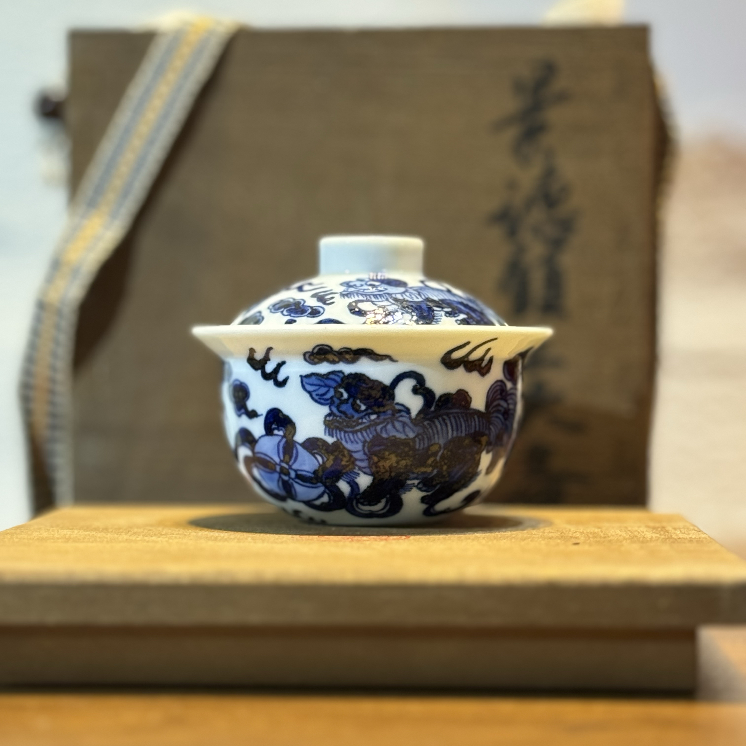 双狮戏绣球景徳镇纯手工手拉胚手绘原矿青花若深珍藏功夫茶备盖碗