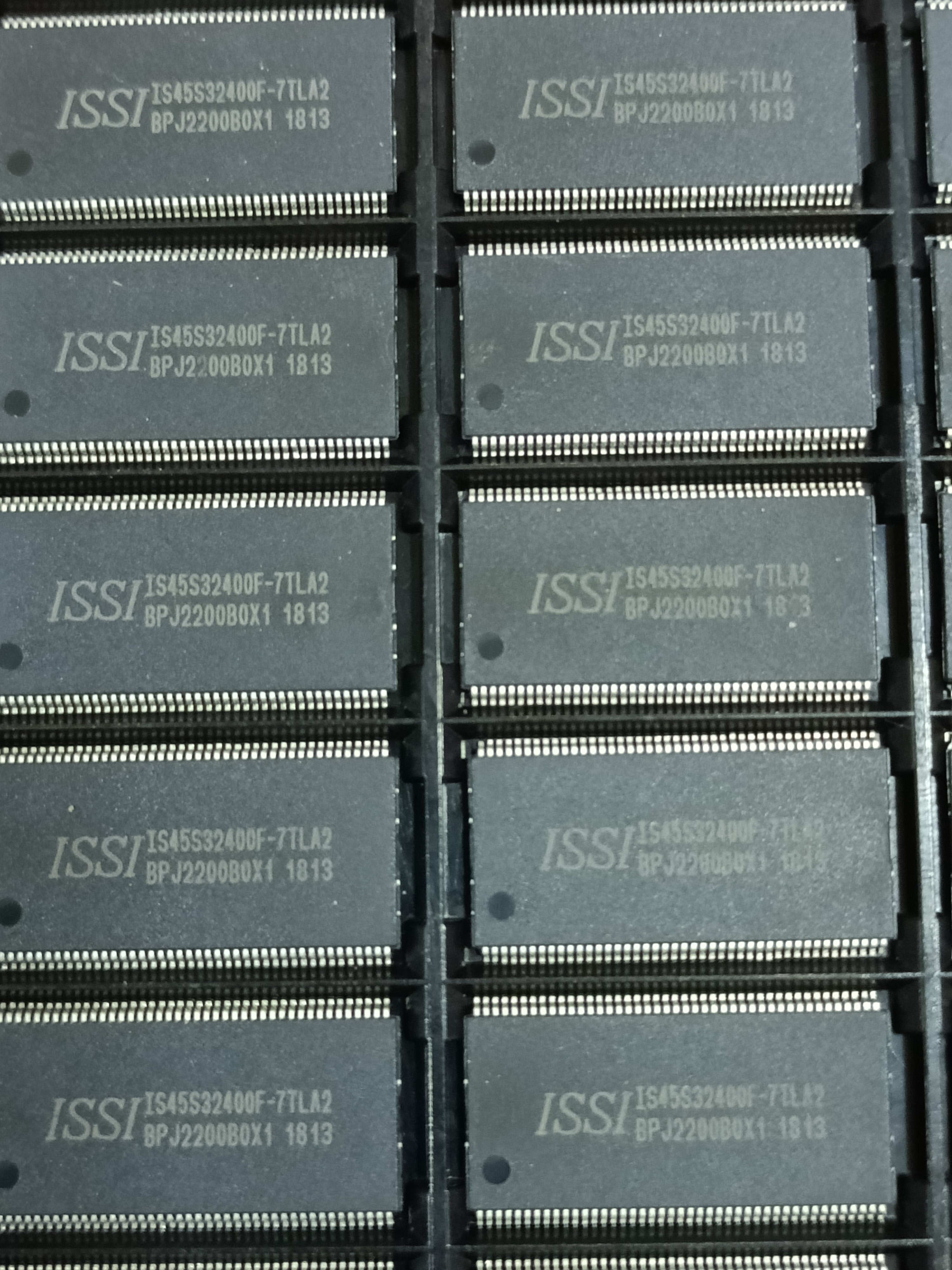 IS45S32400F-7TLA2 封装TSSOP86 同步动态随机存取内存 全新原装