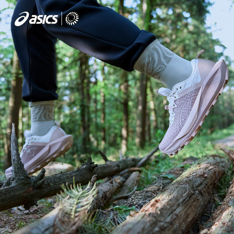 亚瑟士女子缓震抓地透气跑步鞋