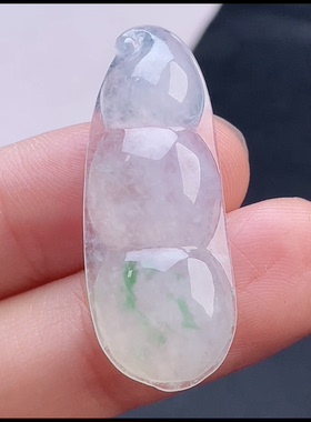 36.6-14.4-5.3mm,水润  冰透飘绿福豆吊坠，天然翡翠A货hihg63074