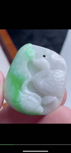 31.9-27.8-5mm,水润  飘绿巧雕玉鹅吊坠，天然翡翠A货aaa6731一