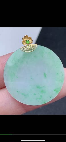28.4-3mm,水润  飘绿无事牌18k金扣头吊坠，天然翡翠A货lez661823