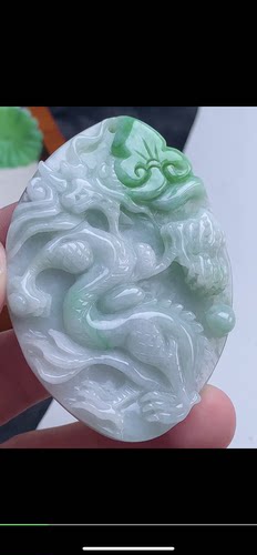 69.5-49-8.5mm飘绿巧雕生意兴隆 龙牌吊坠，天然翡翠A货aaa6727七