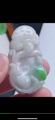 48.2-26.2-10mm,飘绿巧雕如意有鱼吊坠，天然翡翠A货aaa6727七
