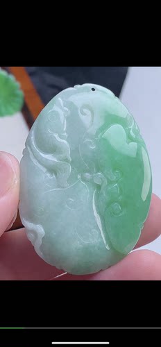 52.2-36.5-6.9mm,飘绿巧雕连年有余吊坠，天然翡翠A货aaa6727七
