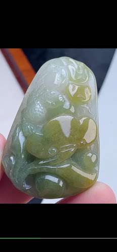 49.4-33.6-12.6mm,水润黄翡巧雕招财金蟾天然翡翠A货aaa68.2十三