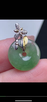 15.5-3.2mm,飘绿平安扣18k金扣头吊坠，天然翡翠A货hihg661723
