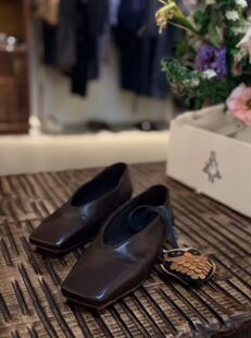 浅口单鞋 通勤软底奶奶鞋 潮 小众方头v口芭蕾舞平底鞋 价格私询