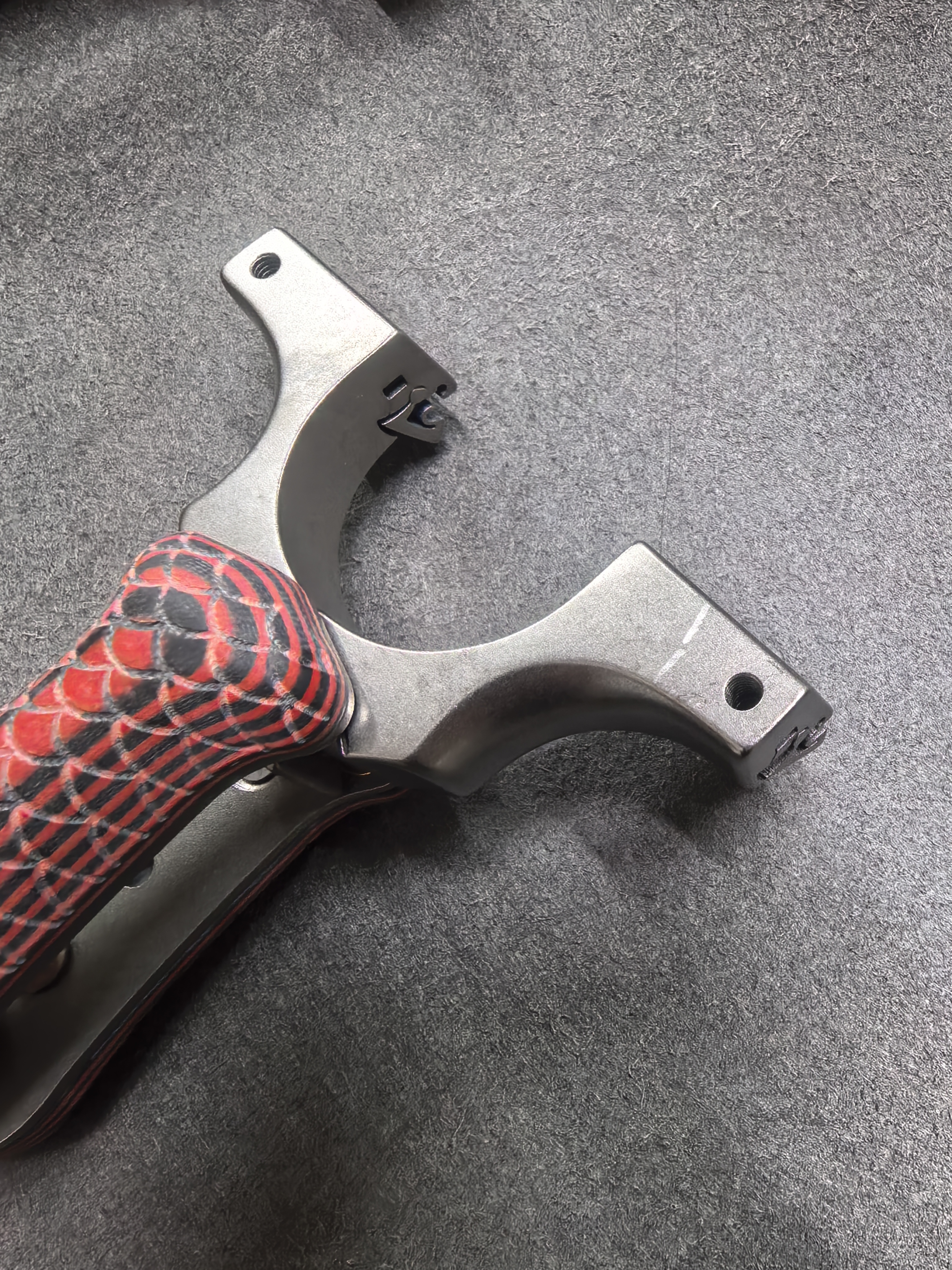 轻微划痕折叠钛合金扁皮弹弓龙齿暗扣快压竞技可拆卸