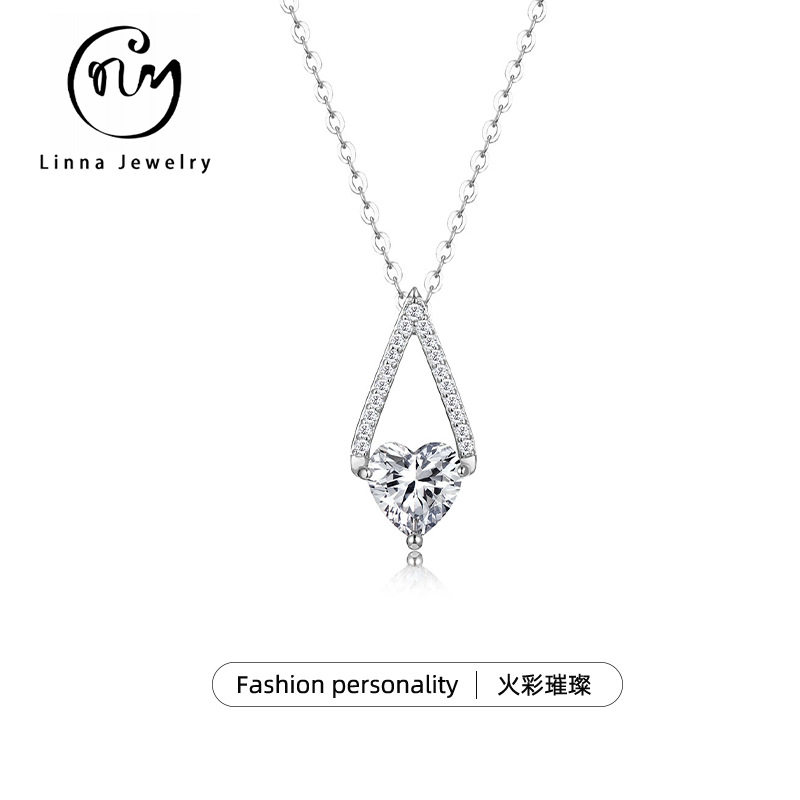 S925银莫桑石三角爱心款项链女款工厂直供轻奢闪耀精致百搭日常首